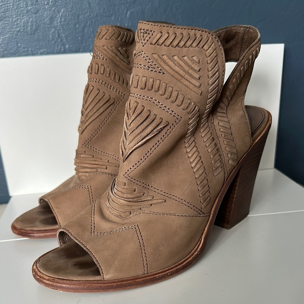 Vince Camuto Tan Heels with Chunky Block Heel and Open Toe Design
